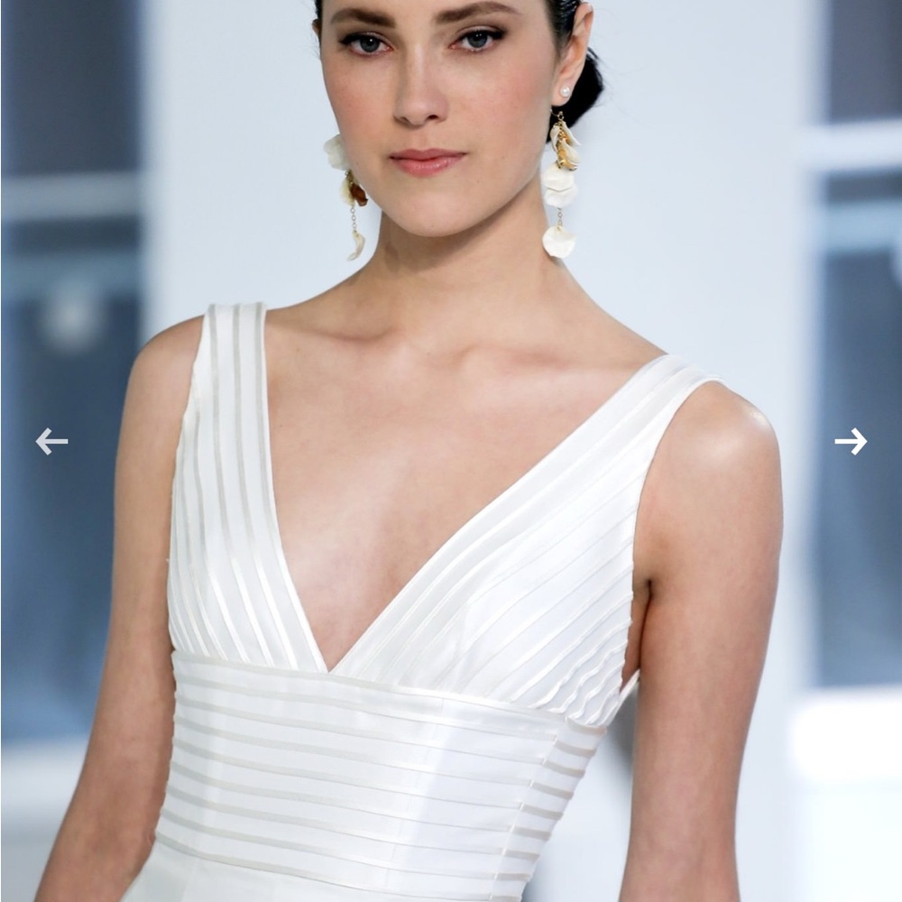 Elegant White Sleeveless Dress